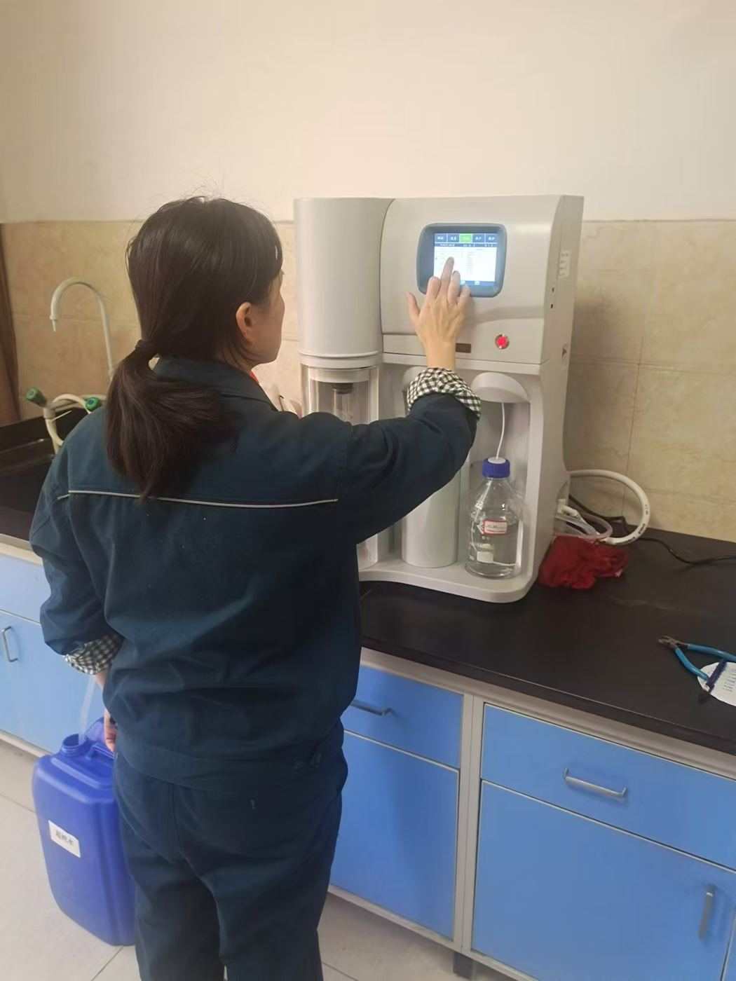 Sonnen instrument installation and operator training at a customer laboratory