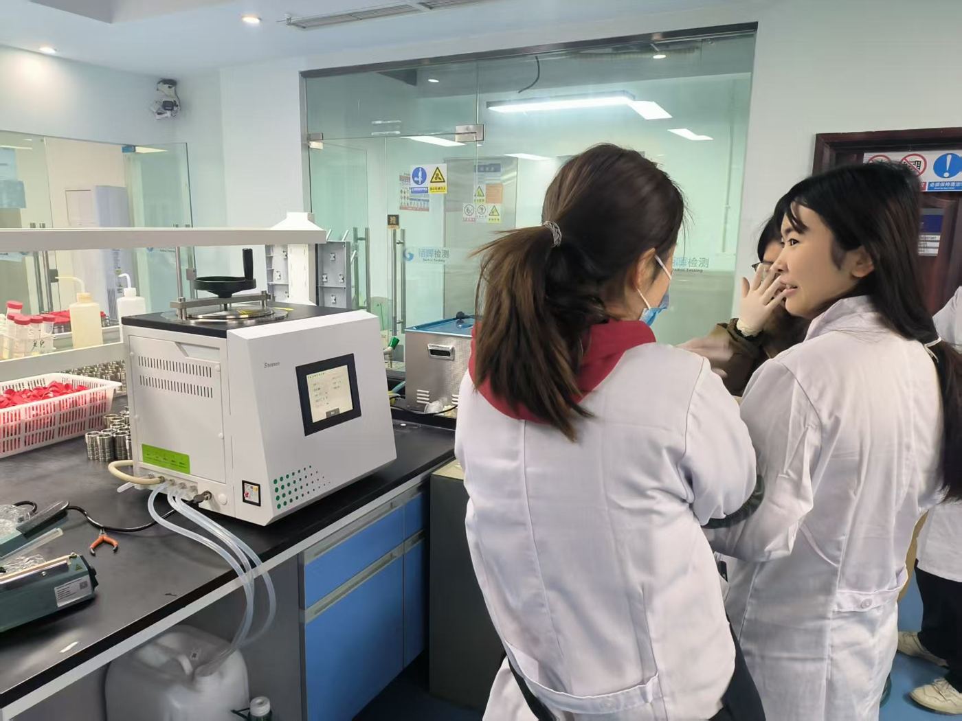 Sonnen instrument installation and operator training at a customer laboratory