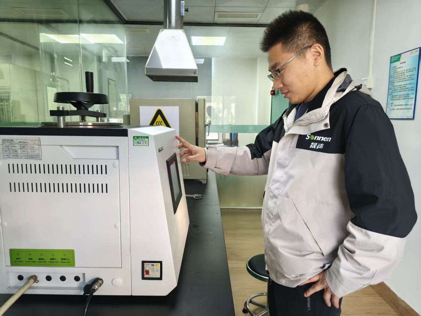 Sonnen instrument installation and operator training at a customer laboratory
